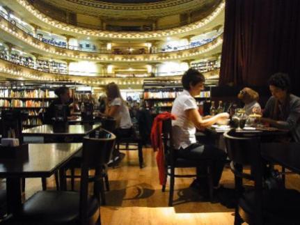 Cafe y libros, la combinación perfecta de la Ateneo Grand Splendid.