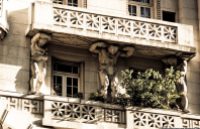 Detalle ornamentales del edificio, en este caso unos míticos atlantes que soportan los balcones.