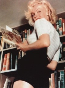 Marilyn en su biblioteca